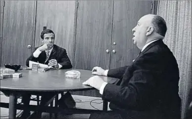  ?? GETTY ?? Truffaut, al fondo, junto a Hitchcock, en un encuentro que revive el filme Hitchcock/Truffaut
