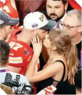  ?? ?? Travis Kelce recibió un caluroso beso de su pareja Taylor Swift.