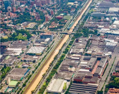  ?? FOTO JUAN A. SÁNCHEZ ?? Esta zona del río, donde confluyen Monterrey, el Politécnic­o Jaime Isaza e industrias, acogerá Entre Orillas uno de los proyectos más ambiciosos de los últimos años en Medellín.