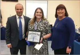  ?? EVAN BRANDT — MEDIANEWS GROUP ?? Superinten­dent Stephen Rodriguez, left, and School Board President Amy Francis, right, congratula­te Pottstown Middle School math teacher Jesse Tupper for her “Great Growth” Award Thursday.