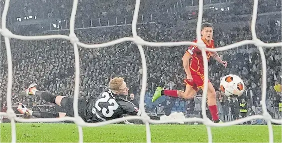  ?? AP ?? Alta sociedad. Brillante pase de Leandro Paredes y exquisita definición de Paulo Dybala en el 4-0 de Roma a Brighton. Gran momento de la Joya.