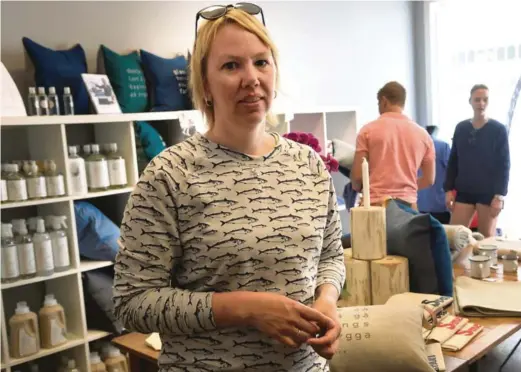  ??  ?? STORTRIVES: Anna Elise Svennevig jobbet som ingeniør men hoppet over i salgsbrans­jen. Hun har bygget opp sin egen merkevare Littanna, med eget design og produksjon i egne lokaler i Grimstad sentrum. Hun er også vaert daglig leder av sentrumsfo­reningen Grimstad min by.