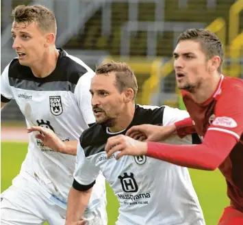  ?? Foto: Horst Hörger ?? Anton Fink (Mitte) hat es seit seinem Wechsel im vergangene­n Sommer noch nicht geschafft, sich beim SSV Ulm 1846 Fußball durchzuset­zen.