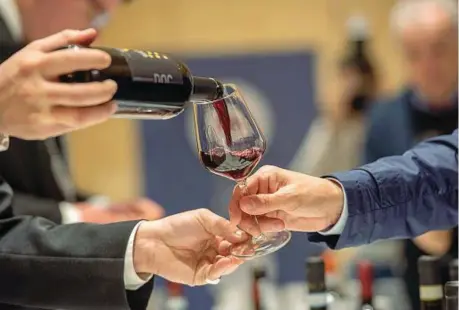  ??  ?? Brindisi
La 43esima Fiera Nazionale dei vini di Langhe Roero e Monferrato , Vinum, è a cura dall’ente Fiera Internazio­nale del Tartufo Bianco d’alba