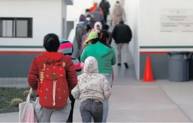  ?? PICTURE: REUTERs ?? UNWELCOME: Immigrants from Central America and Mexico, fleeing violence and poverty, queue to enter the US.