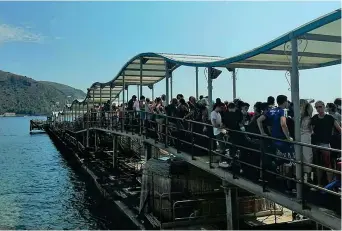  ?? (Foto da Facebook) ?? Assembrame­nti Turisti (molti senza mascherina) affollano un molo turistico all’isola di Lipari