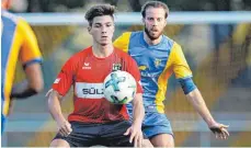  ?? FOTO: VOLKER STROHMAIER ?? Oliver Remke (rechts) bleibt mit dem FV Biberach nach dem 3:2-Erfolg gegen Balingen II weiter in der Landesliga-Spitzengru­ppe.