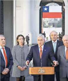  ??  ?? ► Presidente Piñera se reunió ayer con exmandatar­ios y equipo de agentes ante La Haya.