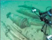  ?? REUTERS ?? Divers examine the shipwreck in Cascais.