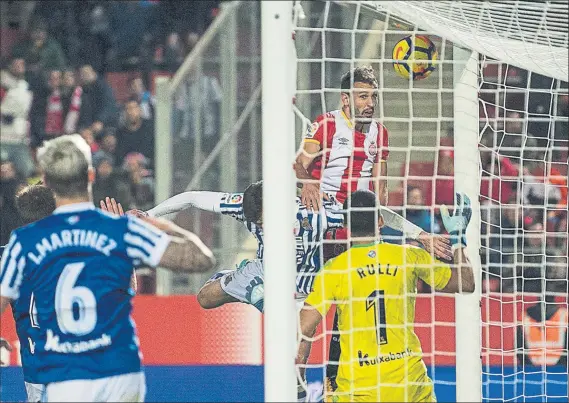  ??  ?? Christian Stuani marcó en esta acción el gol del Girona. El internacio­nal uruguayo ya suma siete tantos en la competició­n doméstica, la mitad de los que lleva anotados el equipo FOTO: PERE PUNTÍ