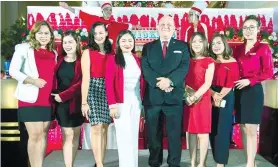  ??  ?? WATERFRONT CEBU CITY HOTEL.
At the tree lighting affair were general manager Anders Hallden (fifth from left), Marcom officer Karen Hassim; and the convention­s and events group—coordinato­r Mica Salomon, supervisor Ariana Carballo, director Sofia...