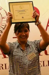  ?? NIÑO JESUS ORBETA ?? EXCELLENCE IN PHOTOGRAPH­Y INQUIRER photograph­er Marianne Bermudez shows off the Award for Excellence in News Photograph­y given by The Society of Publishers in Asia in Hong Kong.