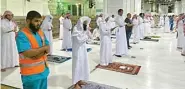  ?? STR/AFP ?? KONDISI PRIHATIN: Jamaah menjalanka­n salat Tarawih di Masjidilha­ram, Makkah. Perekonomi­an Arab Saudi terimbas pandemi.