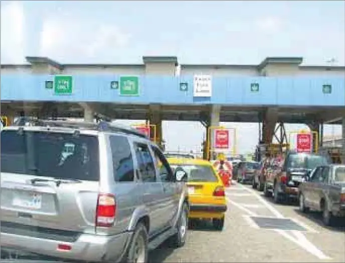  ??  ?? Traffic congestion at the Lekki toll gate