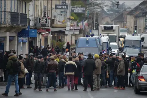  ?? FOTO: PASCAL PAVANI/AFP ?? Demonstran­ter mødte op for at modtage den franske praesident, Emmanuel Macron, der fredag deltog i den anden debat med franske borgmestre. Denne gang i den sydfranske by Souillac.