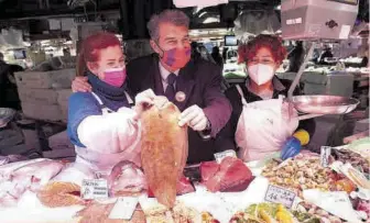  ??  ?? 12.00 H VISITA A LA BOQUERIA
Visita a La Boqueria, donde se fotografió en casi todas las paradas del mercado barcelonés. En la imagen, en una pescadería