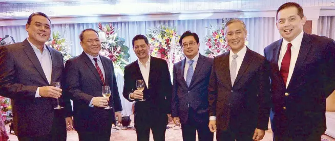  ??  ?? San Miguel Holdings chief finance officer Raoul Romulo, Ocampo and Manalo Law Firm’s managing senior partner lawyer Mannix Manalo, private equity guru Gil Camacho, Asian Appraisal company president Anthony Te, Ocampo and Manalo Law Firm’s founding...