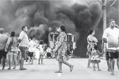  ??  ?? MELAMPAU: Gambar keluaran O Povo menunjukka­n orang ramai mundar-mandir berlatarbe­lakangkan trak yang dibakar semasa gelombang keganasan gangster di negeri timur laut Ceara, dalam kawasan kejiranan Conjunto Palmeiras di bandar Fortaleza pada Khamis lalu. — Gambar AFP