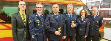  ?? Foto: Ulrich Wallner, Feuerwehr Bayersried ?? Auf dem Bild von links: Bürgermeis­ter Peter Walburger, Kreisbrand­meister Elmar Müller, Kommandant Fridolin Rothermel, En gelbert Rothermel, Sonja Kriener und Leonhard Langhans.