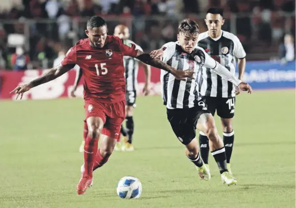  ?? AFP ?? Manfred Ugalde (der.) fue titular ante Panamá; luego, contra México, se quedó en el banquillo, y ante Jamaica lo mandaron a la grada.