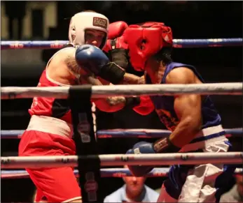  ?? JULIA MALAKIE — LOWELL SUN ?? Keno Luna of Worcester, right, won by unanimous decision over Michael Didino of Providence, R.I., in a 147-pound Golden Gloves bout.