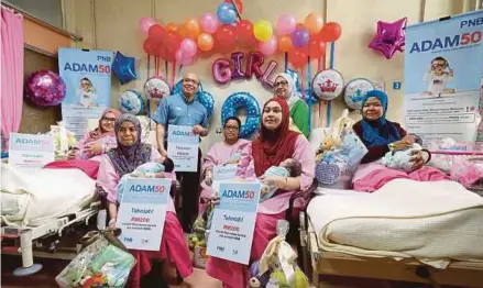  ?? PIC BY AZIAH AZMEE ?? Permodalan Nasional Bhd president and group chief executive officer Datuk Abdul Rahman Ahmad and Kuala Lumpur Hospital director Datin Dr Nor Akma Yusuf (second from right) with recipients of the ADAM50 fund at the hospital’s maternity ward yesterday.