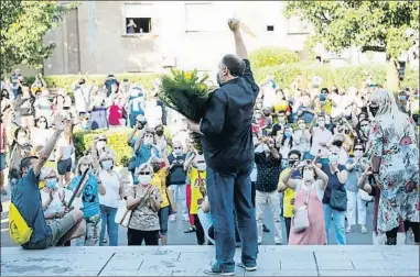  ?? ÀLEX GARCIA ?? Junqueras saluda, puño en alto, a los vecinos de Sant Vicenç que se reunieron ayer para recibirle