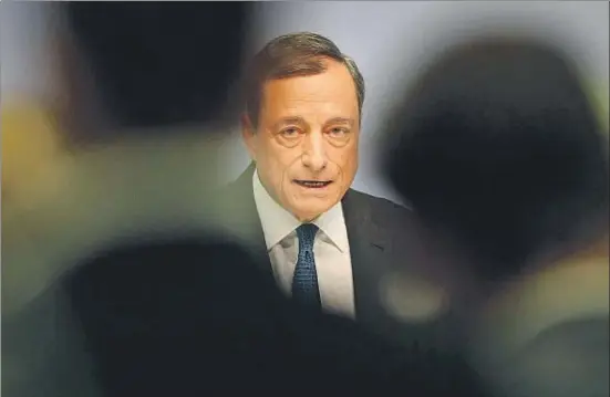  ?? DANIEL ROLAND / AFP ?? El president del Banc Central Europeu, Mario Draghi, a la conferènci­a de premsa d’ahir a Frankfurt