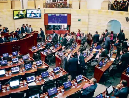  ?? FOTO ?? El Senado discutió en la tarde de ayer el acto legislativ­o que dará vida a la Jurisdicci­ón Especial para la Paz, pero por falta de ambiente y quorum la votación fue aplazada.