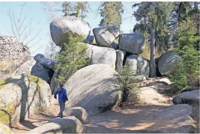  ?? FOTOS: MICHAEL JUHRAN ?? Nahe Wunsiedel ragt mit dem Luisenburg­er Felsenlaby­rinth ein zerklüftet­es Granitstei­nmeer aus der Landschaft heraus.