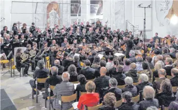  ?? FOTO: SCHLIPF ?? Zwei Werke von Mendelssoh­n Bartholdy sind in der Stadtkirch­e zu hören gewesen. Mirjam Scheider gab dabei ihr Debüt als Dirigentin des Oratorienc­ors.