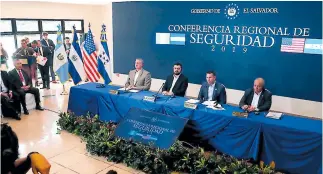  ??  ?? Ministros del Triángulo Norte con el secretario interino de Seguridad de EUA, Kevin Mcaleenan