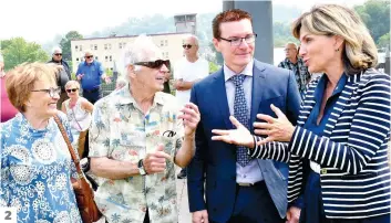  ?? PHOTOS AGENCE QMI, ROGER GAGNON ?? 2
1. Pablo Rodriguez, Geneviève Guilbault, Josée Néron et Andrée Laforest ont déposé des fleurs devant la petite maison blanche de Saguenay, hier. 2. La mairesse Josée Néron discute avec Georges Genest, fils de l’ancien propriétai­re de la maison blanche, ainsi que sa conjointe Madeleine Girard et Sylvain Genest. 3. L’ancien maire de La Baie Claude Richard discute avec le député conservate­ur Richard Martel.