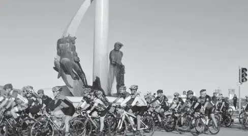  ?? CORTESÍA ?? &gt; Ciclistas al pasar por los el Monumento al Pescador durante su recorrido.