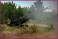  ?? ?? Ukrainian soldiers fire at Russian positions from a US-supplied M777 howitzer in Donetsk region