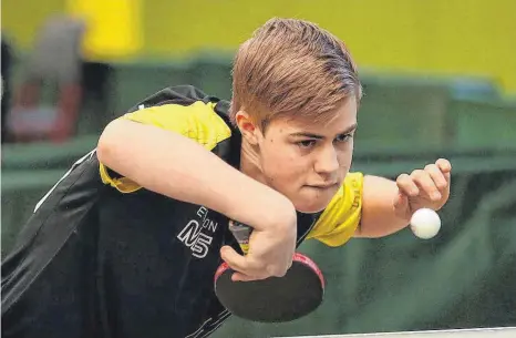  ?? FOTO: ARNOLD ?? Pekka Pelz gewann in Schutterwa­ld das Bodensee-Duell auf Baden-Württember­g-Ebene gegen Kay Stumper und wurde U18-Einzelmeis­ter.