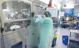  ?? JOAN PUIG ?? ▶▶ Una mujer en el laboratori­o del Institut Català de Oncologia, en Barcelona.