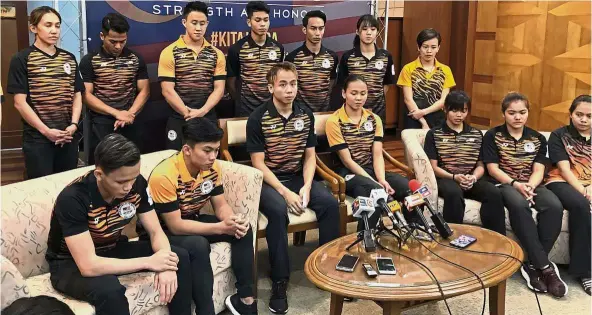  ??  ?? Facing the music: The national divers offering their public apology during the press conference yesterday.