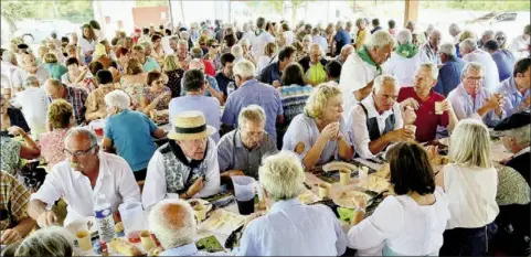  ?? - Crédits : ON ?? Ariane Daguin , à côté de François Rivière lors du repas de la Fève