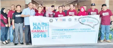  ??  ?? Sazali (fourth right) and Aidi (fifth right) with Sabah MACC officers at the launch of Internatio­nal Anti Corruption Day celebratio­n.