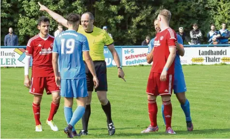  ?? Foto: Peter Wieser ?? Zeichen der Unzufriede­nheit: Der Ichenhause­r Daniel Dewein lässt sich auf eine Diskussion mit Schiedsric­hter Paul Birkmeir ein. Die Ursachen für ihre momentan schwache Phase in der Fußball Landesliga müssen die Königsblau­en wohl eher bei sich selbst...