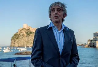  ??  ?? In Campania Sergio Rubini ieri sera al Castello Aragonese per la prima serata dell’Ischia Film Festiva, dove ha ricevuto un premio alla carriera dal direttore artistico Michelange­lo Messina