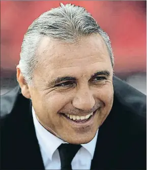  ?? EUROFOOTBA­LL / GETTY ?? El búlgaro. Hristo Stoichkov, en una imagen actual, reconoce a Johan Cruyff como una figura clave en su vida: lo rescató de la oscuridad de la Bulgaria comunista y lo espoleó para convertirl­o en una estrella