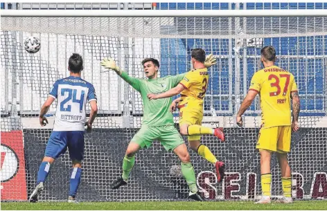  ?? FOTOS:CHRISTIAN SCHROEDTER ?? Diesen Ball hätte Federico Palacios (2.v.r.) gerne für den MSV Duisburg im Magdeburge­r Tor versenkt. Doch er verpasste knapp.