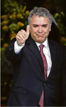  ??  ?? O presidente da Colômbia, Iván Duque, acena a jornalista­s durante visita ao Panamá