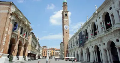  ?? (foto Barnyz / Flickr) ?? In centro Alcuni turisti camminano in Piazza dei Signori, il «cuore» di Vicenza