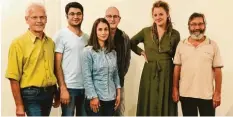  ?? Foto: Regina Elias ?? Sie stellten sich der Diskussion zum Thema „Flucht und Ankunft“bei der Filmpräsen­tation „Beyond Borders“: (von links) Georg Wild, das syrische Ehepaar Abdullah und Lama, Thomas Roßmann, Luna Schafitel und Gerhard Wild.