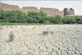  ?? SUSHIL KUMAR/HT PHOTO ?? The dried lake at Purana Qila. It was a boatingcum­picnic spot.