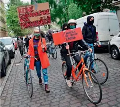  ?? ?? Protestas en ciudades de Alemania por el libre derecho a circular entre países, durante las cuarentena­s por el coronaviru­s.