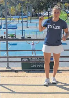  ?? FOTO: EVA RIEKENBRAU­CK ?? Eva Riekenbrau­ck spielt im Tennisteam der University of Texas. So konnte sie auch trotz der Corona-Pandemie neue Freunde finden. „Sonst wäre das echt hart geworden“, sagt sie.